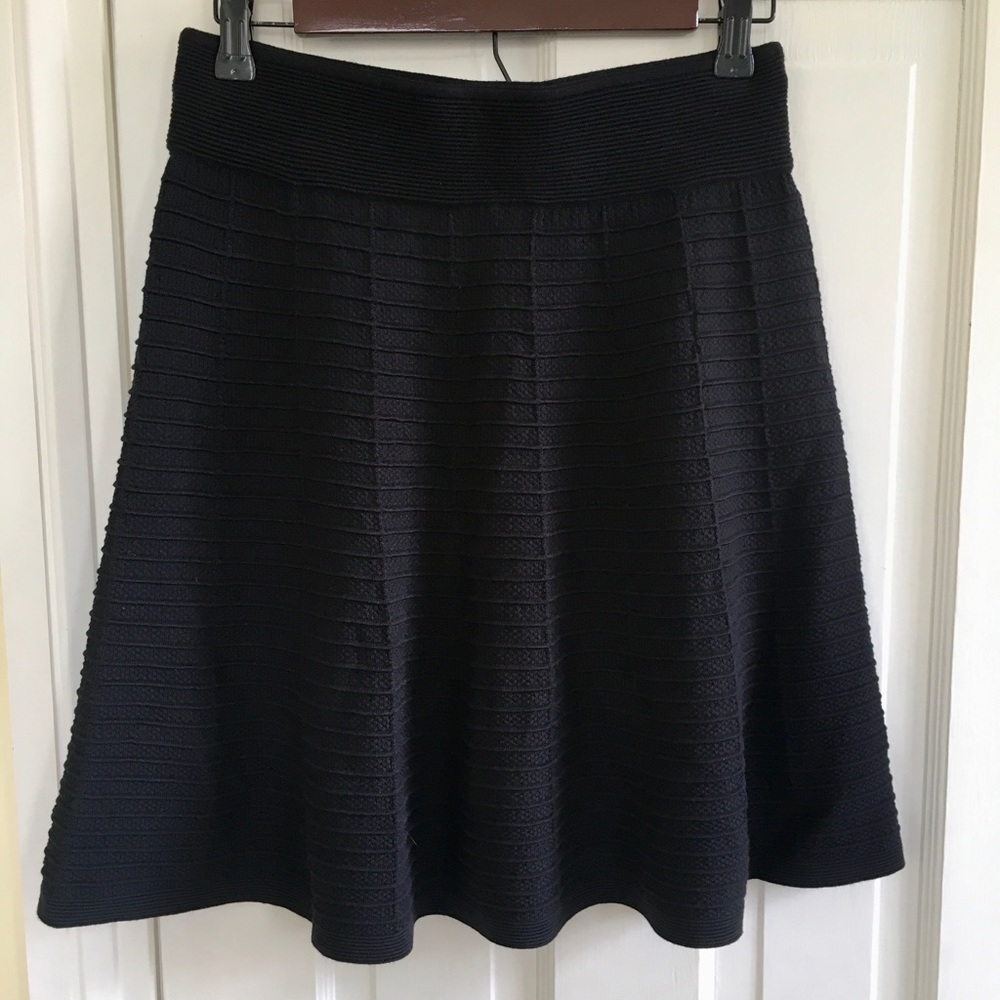 Loft black flippy skirt (small)